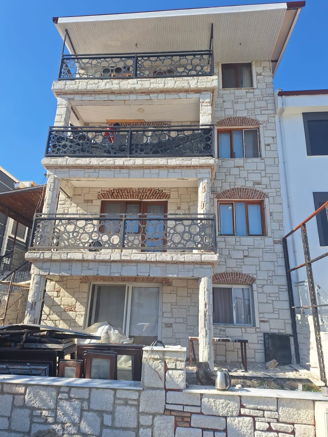 Apartman balkonlu beyaz kültür taşı dış cephe