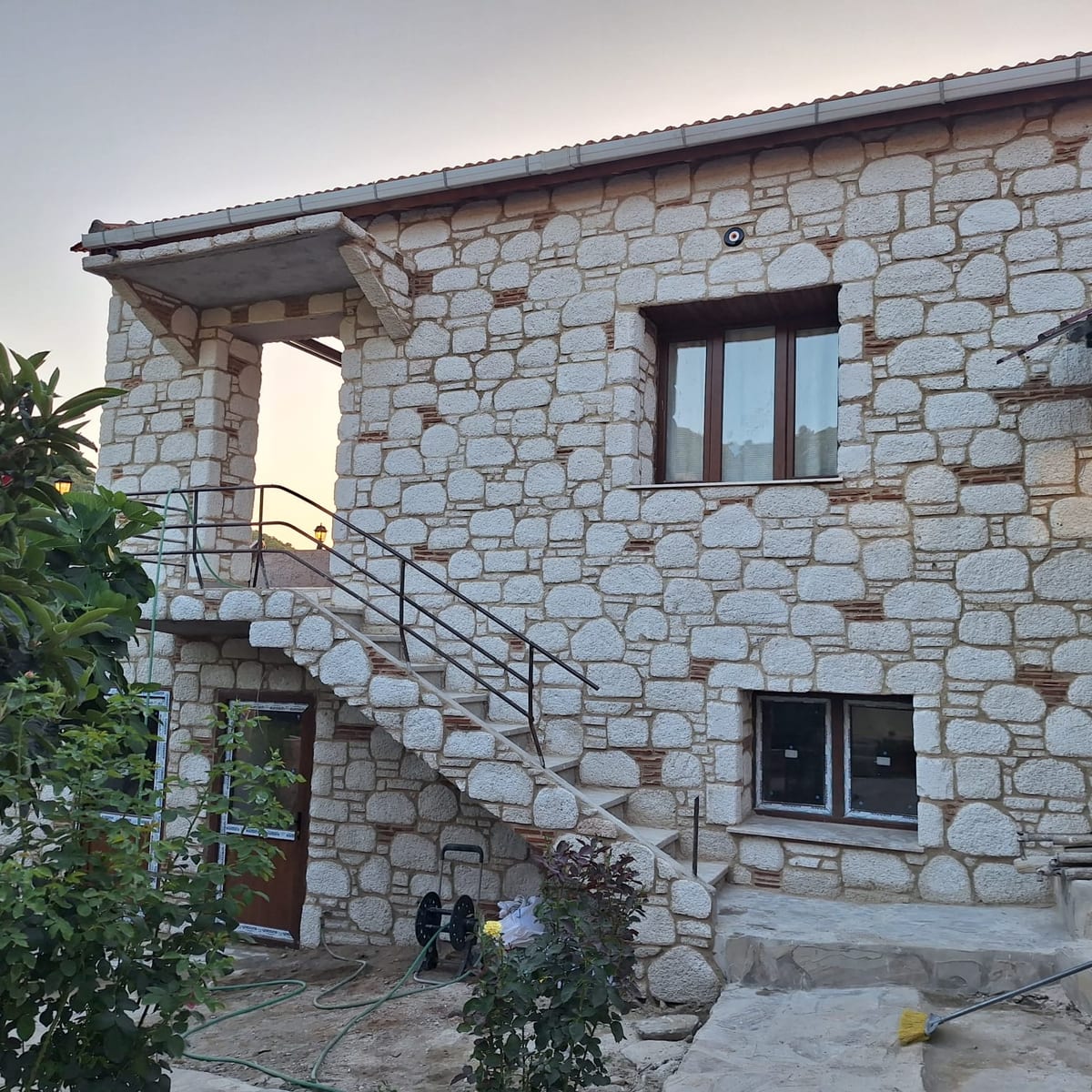 İzmir Doğal Taş Yapılar doğal taş kaplama işçiliği — bahçeli ev