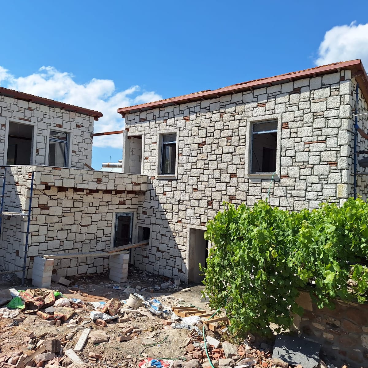 Müstakil ev doğal taş cephe ve kiremit çatı