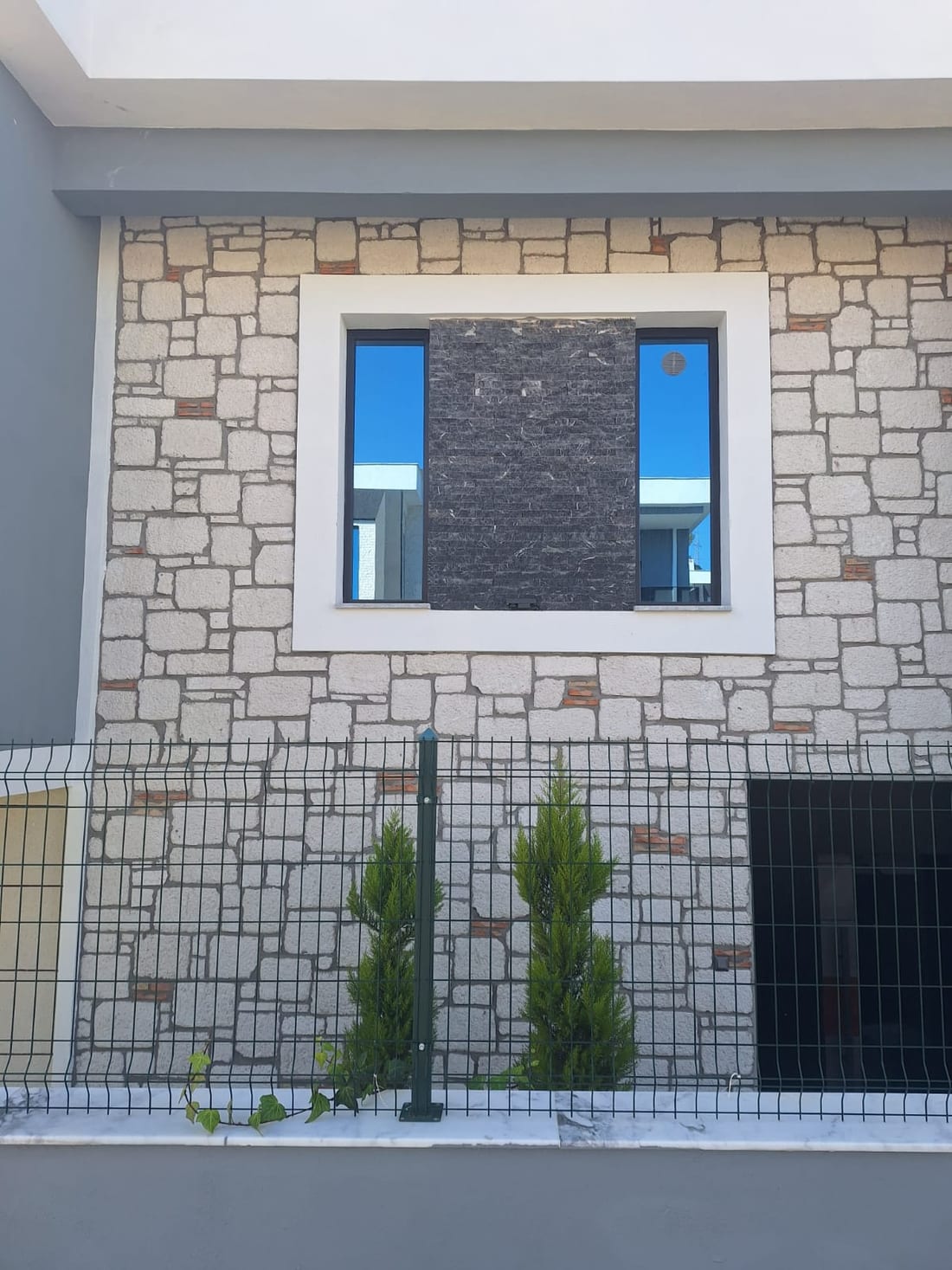 Pencere çevresi açık ve koyu doğal taş detayı