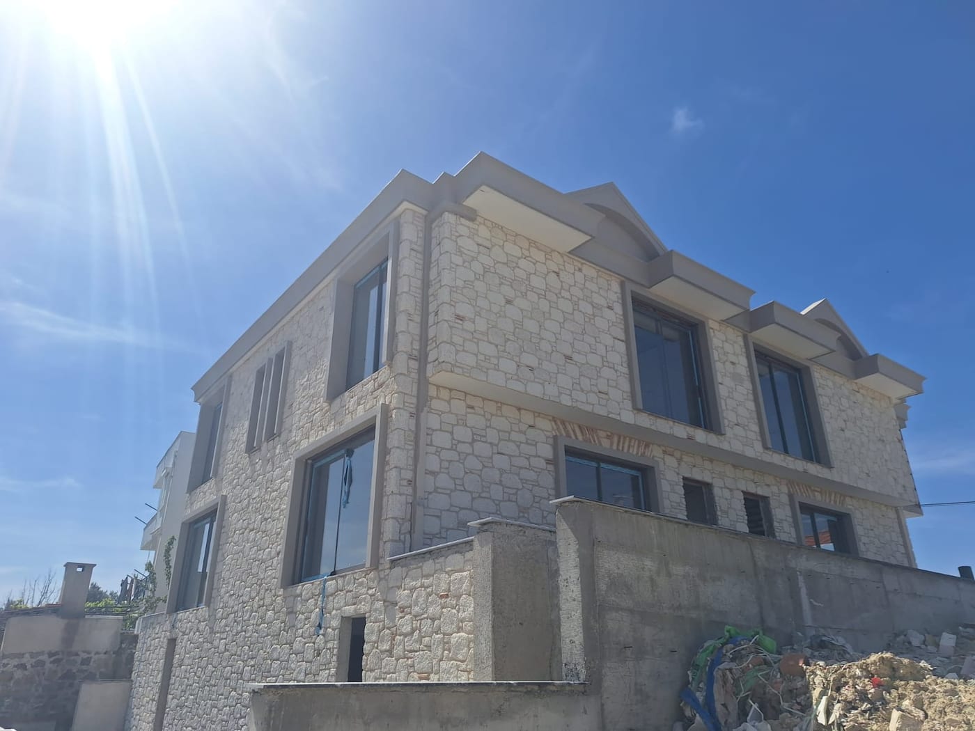 Üç katlı bina kültür taşı dış cephe kaplama